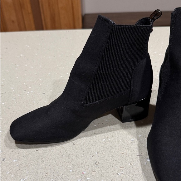 Donald J. Pliner Elegant Black Ankle Boots - Picture 3 of 11